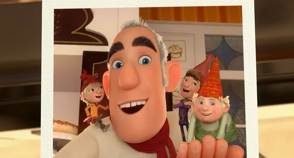 Chef smiles with elves in "Die Heinzels - Rückkehr der Heinzelmännchen".