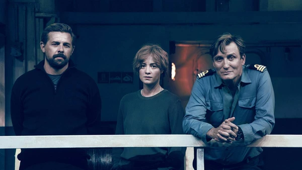 Crew members on a ship in "Der Schwarm".